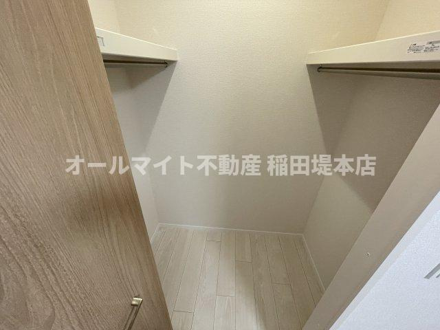 稲城市東長沼の賃貸マンションの収納