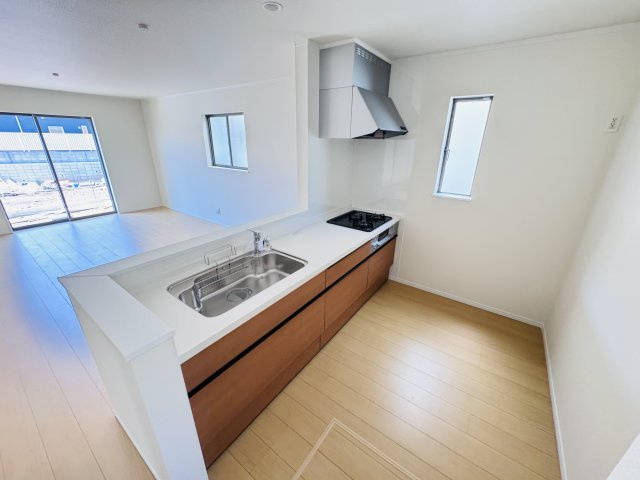 柏市大室新築戸建のキッチン|広々システムキッチン・シンクの水栓には浄水器がついてます！