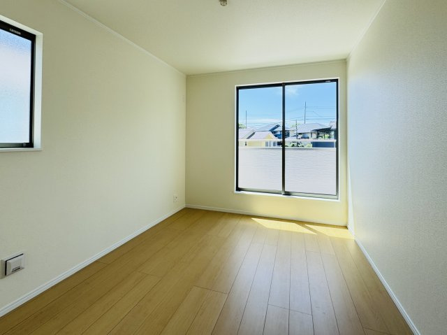 柏市大室新築戸建の洋室|6.5帖洋室・南側バルコニー前の明るいお部屋です♪