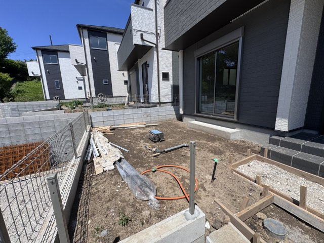 柏市大室新築戸建の庭|リビング前・南側庭スペース（5月5日撮影）