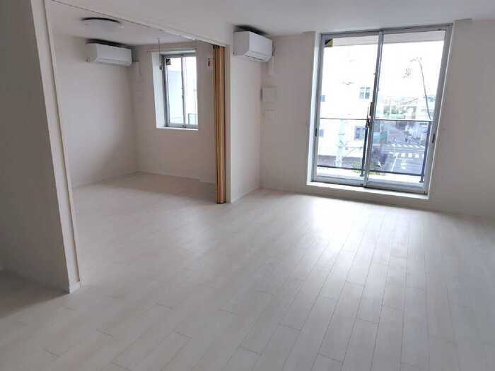 稲城市東長沼の賃貸マンションの居間・リビング