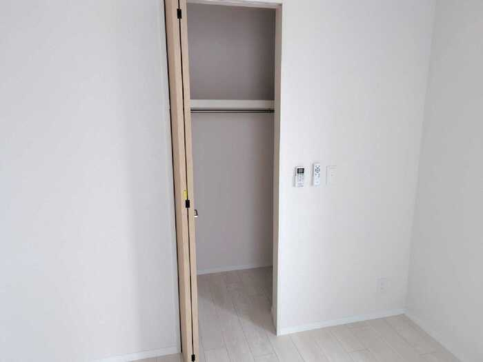 稲城市東長沼の賃貸マンションの収納
