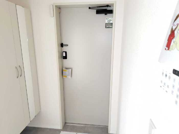 稲城市東長沼の賃貸マンションの玄関