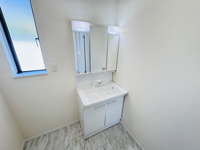 柏市大室新築戸建の独立洗面台|シャワーヘッド付き三面鏡洗面化粧台