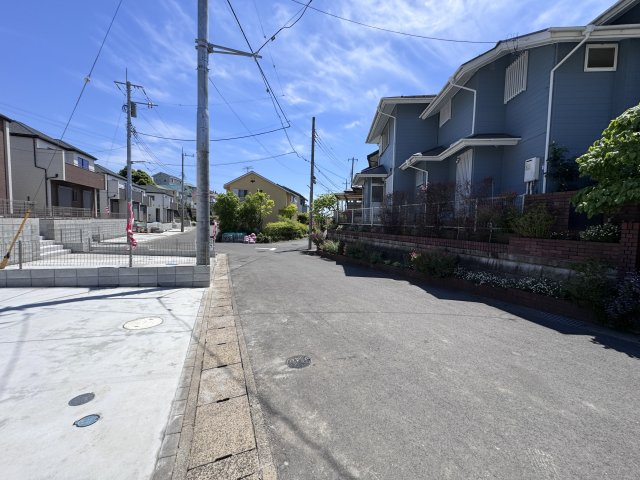 柏市大室新築戸建の前面道路含む現地写真|南側前面道路・幅員約5.9ｍ