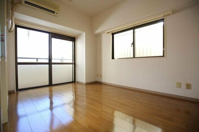 スターハイツ寿の居間・リビング