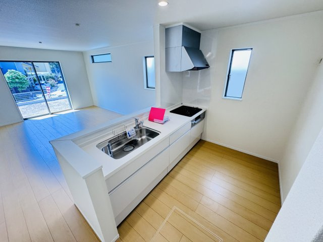 柏市大室新築戸建のキッチン|広々システムキッチン・シンクの水栓には浄水器がついてます！