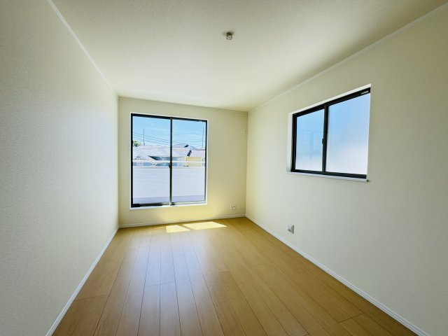 柏市大室新築戸建の寝室|7.5帖寝室・南側バルコニー前の明るいお部屋です♪