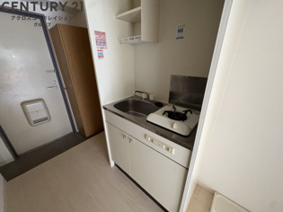 1口ガスコンロ付きのシンプルなキッチン