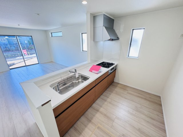 柏市大室新築戸建のキッチン|広々システムキッチン・シンクの水栓には浄水器がついてます！