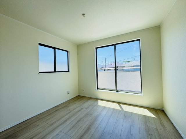 柏市大室新築戸建の子供部屋|6.06帖洋室・南側バルコニー前の明るいお部屋です♪