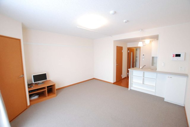 レオパレスイーグルⅤの居間・リビング|1階フローリング、2階カーペット