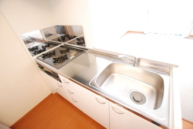 レオパレスイーグルⅤのキッチン|コンパクトなキッチンで掃除もラクラク