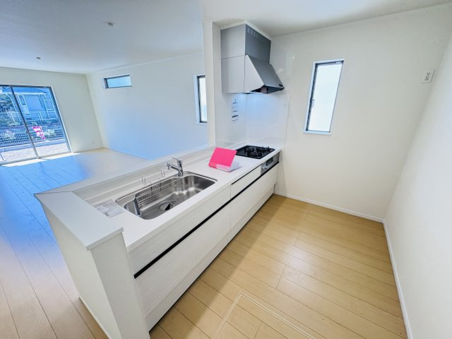 柏市大室新築戸建のキッチン|広々システムキッチン・シンクの水栓には浄水器がついてます！