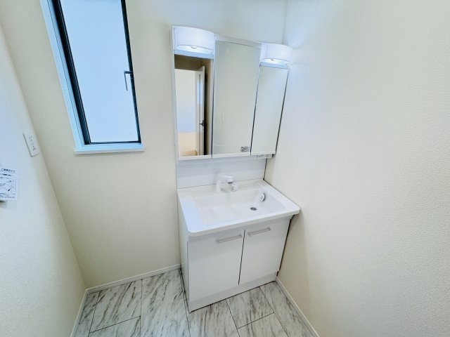 柏市大室新築戸建の独立洗面台|シャワーヘッド付き三面鏡洗面化粧台