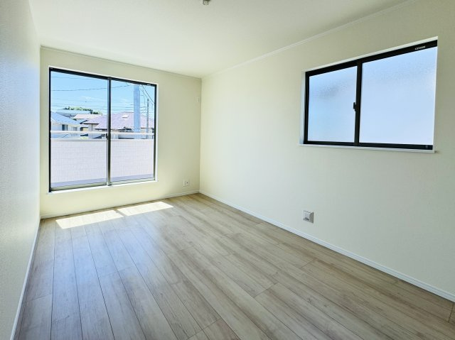 柏市大室新築戸建の寝室|7.5帖寝室・南側バルコニー前の明るいお部屋です♪