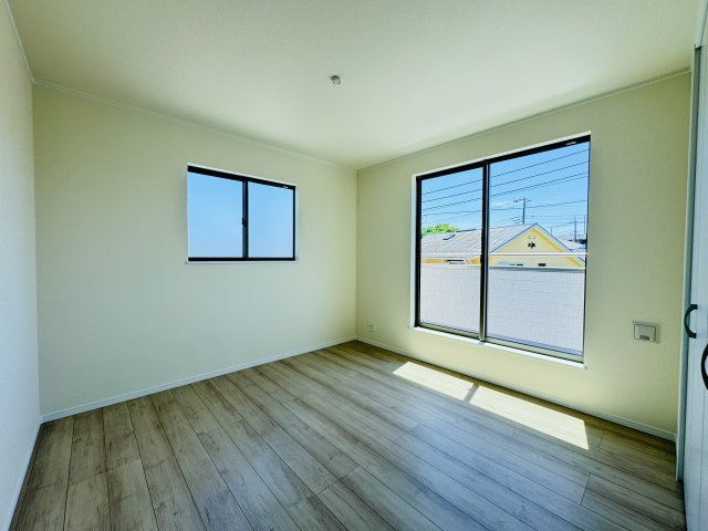 柏市大室新築戸建の子供部屋|6.5帖洋室・南側バルコニー前の明るいお部屋です♪
