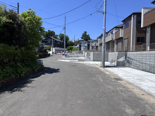 柏市大室新築戸建の前面道路含む現地写真|南側前面道路・幅員約5.9ｍ