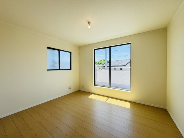 柏市大室新築戸建の寝室|7.25帖寝室・南側バルコニー前の明るいお部屋です♪