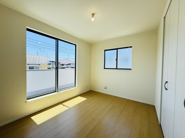 柏市大室新築戸建の子供部屋|6帖洋室・南側バルコニー前の明るいお部屋です♪