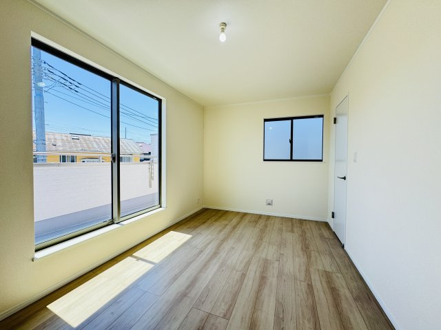 柏市大室新築戸建の寝室|7.5帖寝室・南側バルコニー前の明るいお部屋です♪