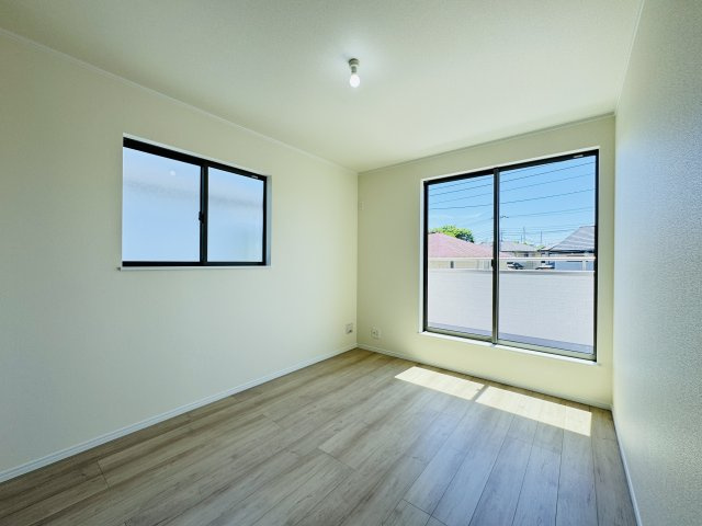 柏市大室新築戸建の子供部屋|6帖洋室・南側バルコニー前の明るいお部屋です♪