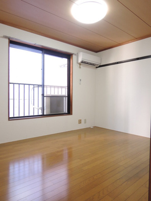 【居間・リビング】 | マルミツハイム | フローリングの使いやすい洋室です