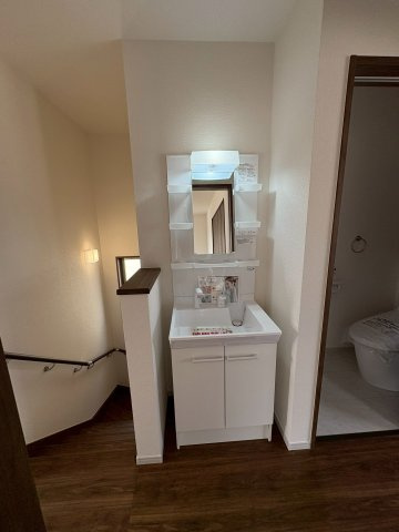 行橋市東泉　(新築一戸建て)の独立洗面台|二階にも洗面化粧台付きで便利♪
【行橋市　新築一戸建て】
