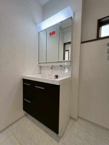 行橋市東泉　(新築一戸建て)の独立洗面台|三面鏡付き洗面台で朝の身支度もラクラク♪
【行橋市　新築一戸建て】