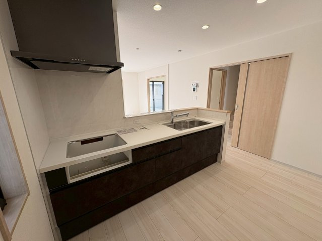 行橋市東泉　(新築一戸建て)のキッチン|オール電化で光熱費も削減♪IHコンロでお掃除もラクラク♪
【行橋市　新築一戸建て】