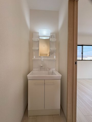 行橋市東泉　(新築一戸建て)の独立洗面台|二階にも洗面化粧台付きで便利♪
【行橋市　新築一戸建て】
