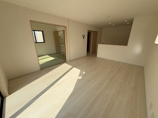 行橋市東泉　(新築一戸建て)の居間・リビング|和室とLDKを一体型で使える便利な間取り♪
【行橋市　新築一戸建て】