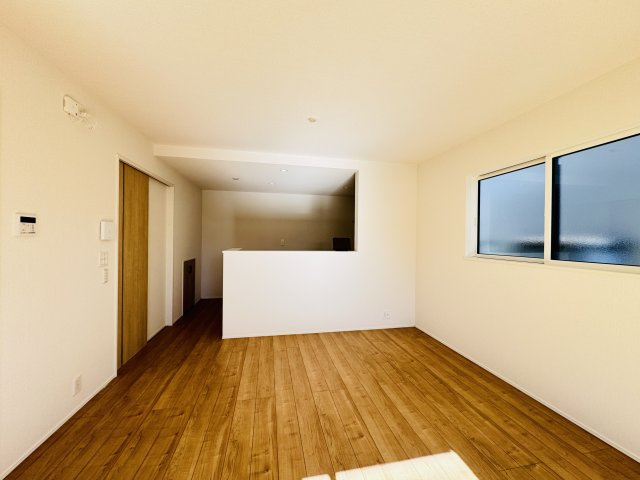 柏市酒井根６丁目新築戸建の居間・リビング|16帖リビングダイニングキッチン