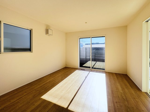 柏市酒井根６丁目新築戸建の居間・リビング|16帖リビングダイニングキッチン・南向きで日当たり良好♪