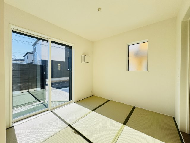 柏市酒井根６丁目新築戸建の和室|4.5帖和室・南向きで日当たり良好♪