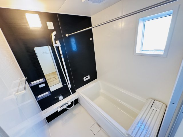 柏市酒井根６丁目新築戸建の浴室|手元で水流切り替えシャワーヘッド・足を伸ばせる広々浴槽で毎日リラックス♪