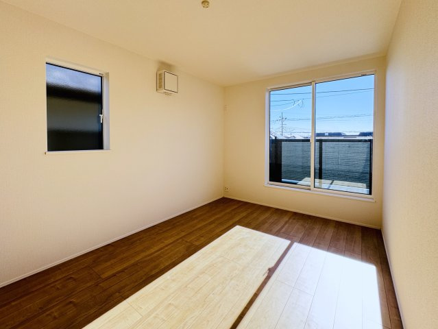 柏市酒井根６丁目新築戸建の寝室|7.5帖寝室・南側バルコニー前の明るいお部屋です♪