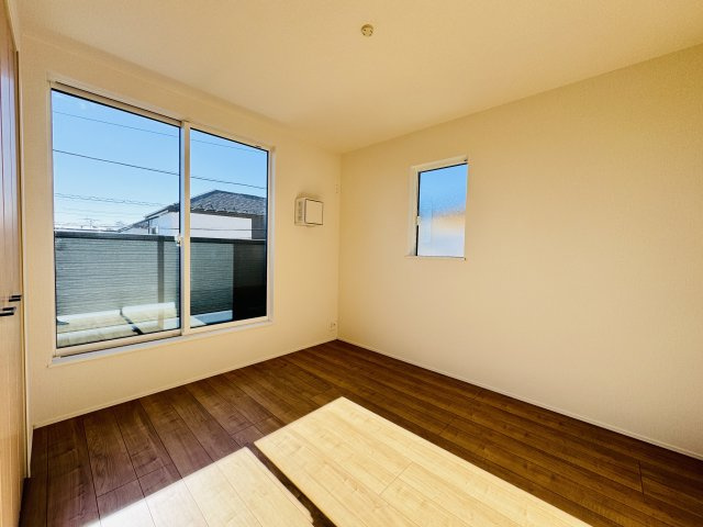 柏市酒井根６丁目新築戸建の洋室|6帖洋室・南側バルコニー前の明るいお部屋です♪