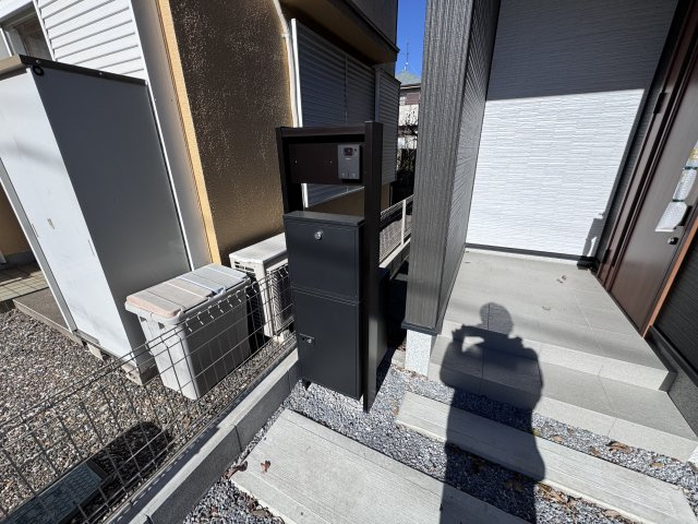 柏市酒井根６丁目新築戸建の防犯設備|インターホン・宅配ボックス完備