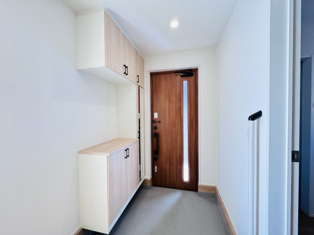 柏市酒井根６丁目新築戸建の玄関|玄関ホール・ミラー付きシューズボックス