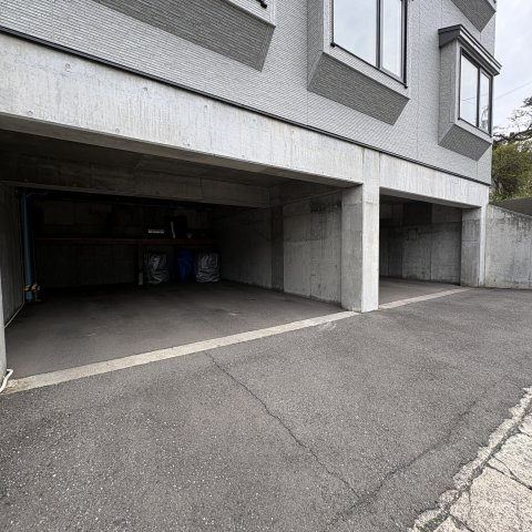 母恋グランドハイツの駐車場