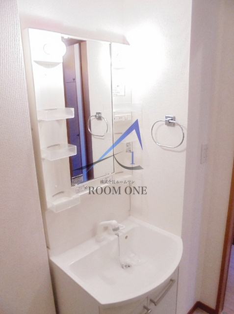 コンフォート生麦の洗面所|独立洗面台です。