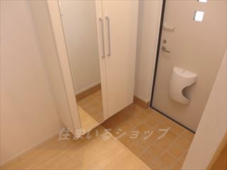 広島市安佐北区亀山１丁目のアパートの玄関