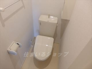 カレントＡのトイレ|シャワートイレ・収納棚あり