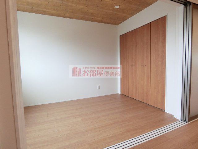 ティーレグノ羽犬塚の洋室|広々とした洋室です床と天井には木の温かい印象が(^^♪good!
癒されますね♪