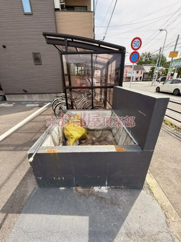 ティーレグノ羽犬塚のその他共用部分|敷地内のごみ置き場・屋根付き駐輪スペース♪