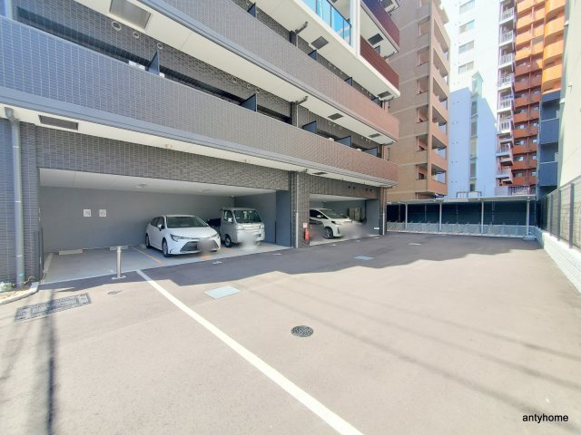 プレサンス東三国駅前グランクラス 仲介手数料無料の駐車場