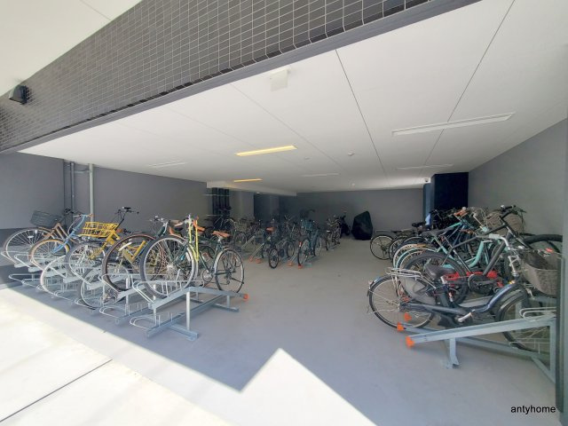 プレサンス東三国駅前グランクラス 仲介手数料無料の駐車場