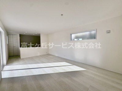 【居間・リビング】 | 豊川市伊奈町出口 59期 新築一戸建て 3号棟 | ゆったりとした居間です