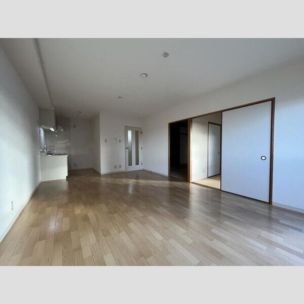 エステートサカイの居間・リビング